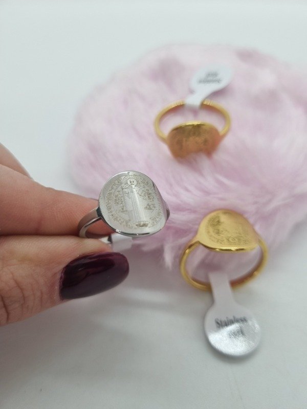 Producto - Anillos acero quirúrgico x3 medallita san benito plat y dor tamaño surt