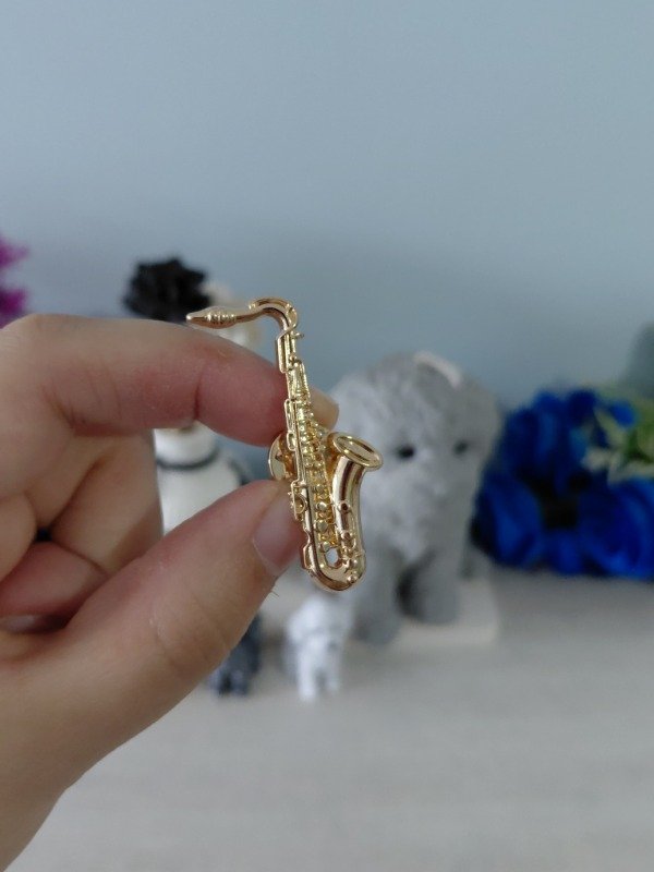 Producto - Prendedor metalizado - Instrumentos musicales (Saxofón)