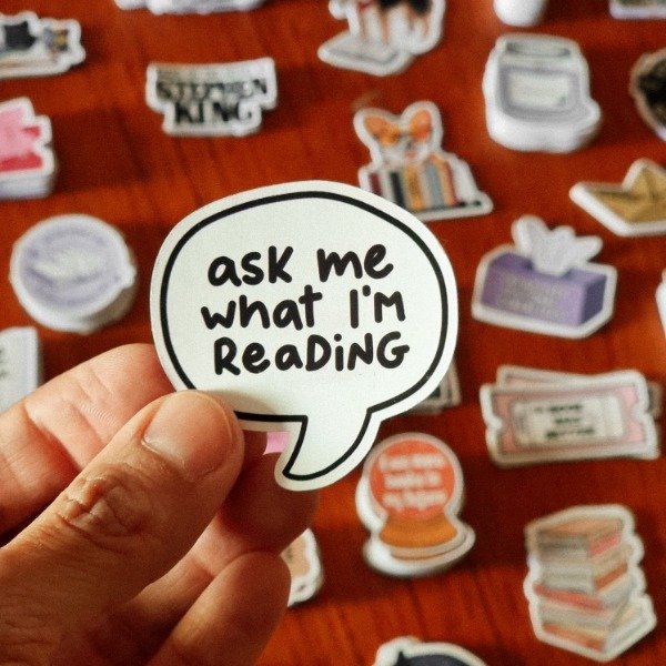 Producto - STICKER ASK ME WHAT I'M READING