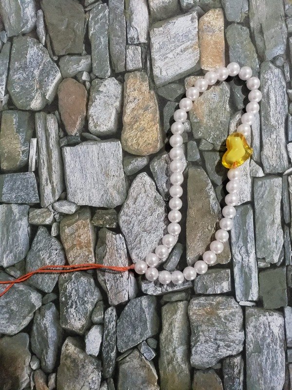Producto - Strap perlado corazón amarillo