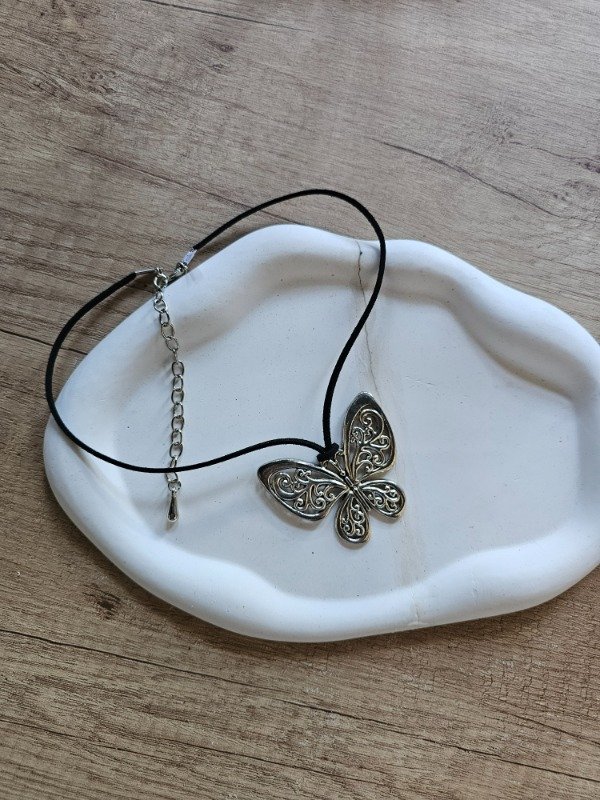 Producto - Collar Mariposa gamuza