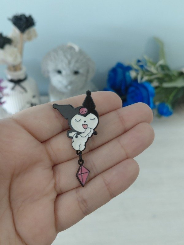 Producto - Pin metalizado - Kuromi con colgante #1101