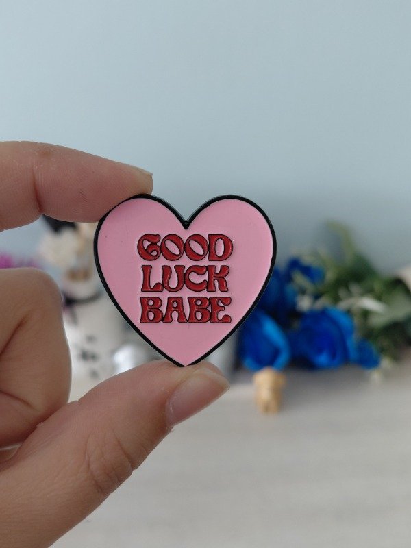 Producto - Pin metalizado - Chappell Roan "Good Luck, Babe" #0576
