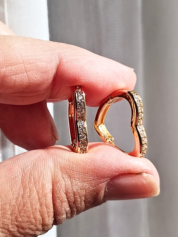 Producto - (20843) Argolla Corazón micropave dorada 2 cm - Enchapada oro 18 k