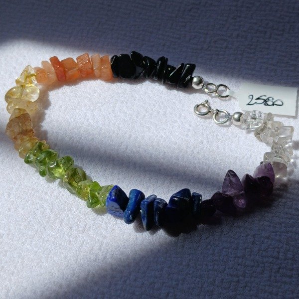Producto - Pulsera artesanal con escallas de piedras de los 7 chakras de 20,5cm