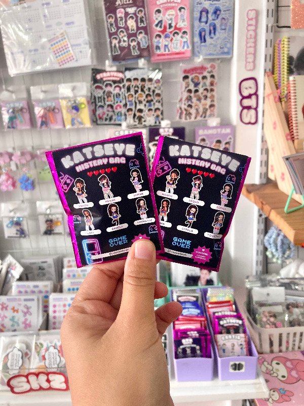 Producto - KATSEYE Mistery Bag - Charm Sorpresa