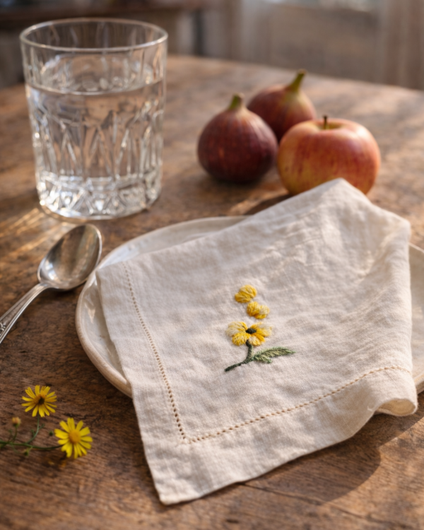 Producto - Servilleta de café pensamiento amarillo bordada a mano