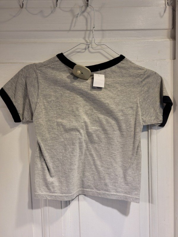 Producto - Remera 47 STREET gris y negra logo- Talle 14/16 años- PRECIO: 14X - 2