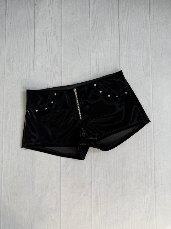 Producto - [4830] Short tiro bajo c/tachas cuerina brillo