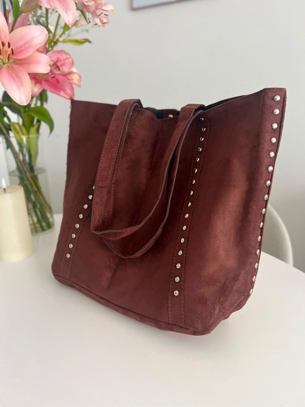 Producto - CARTERA DE GAMUZA MARRON CON TACHAS