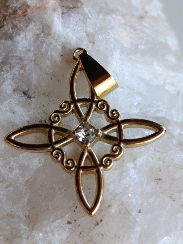 Producto - Dije acero quirúrgico nudo de bruja dorado