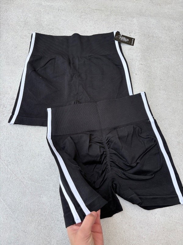 Producto - Short seamless push up negro líneas blancas - 0