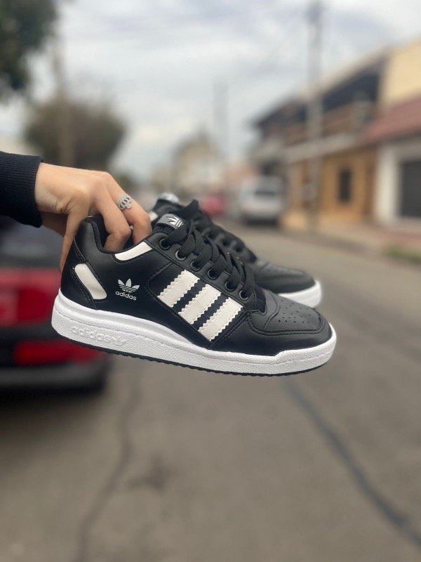Producto - FORUM NEGRAS/ BLANCO