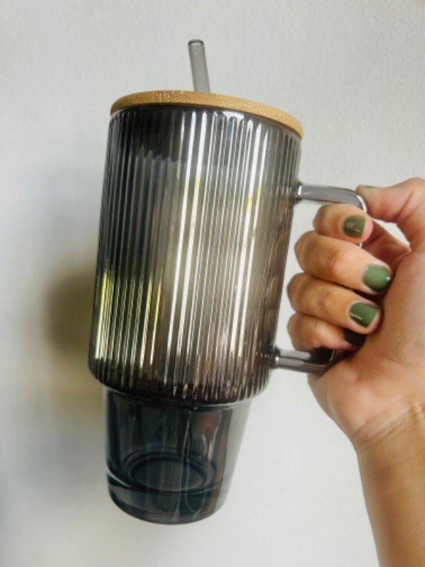 Producto - Vaso de vidrio tramado con tapa y bombilla humo - 1