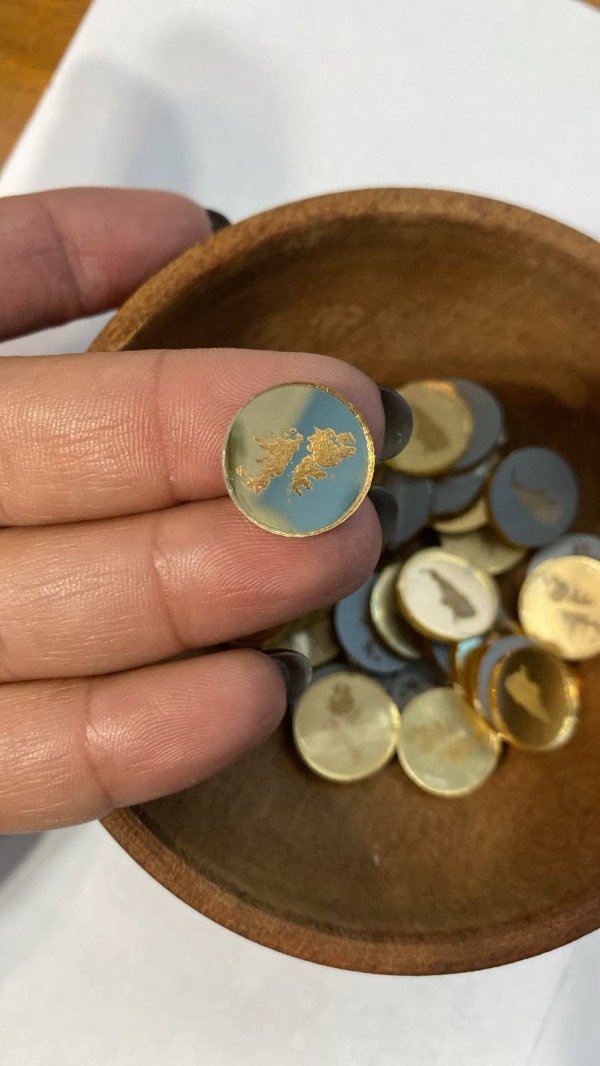 Producto - Malvinas 1.5cm circular. Grabado tradicional ESPEJO ORO SIN PERFORAR