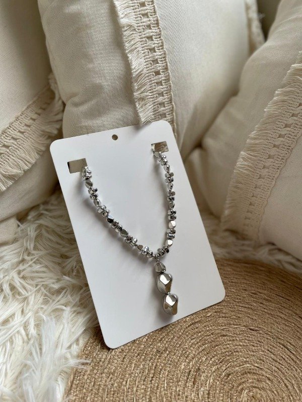 Producto - Collar piedras plateado.