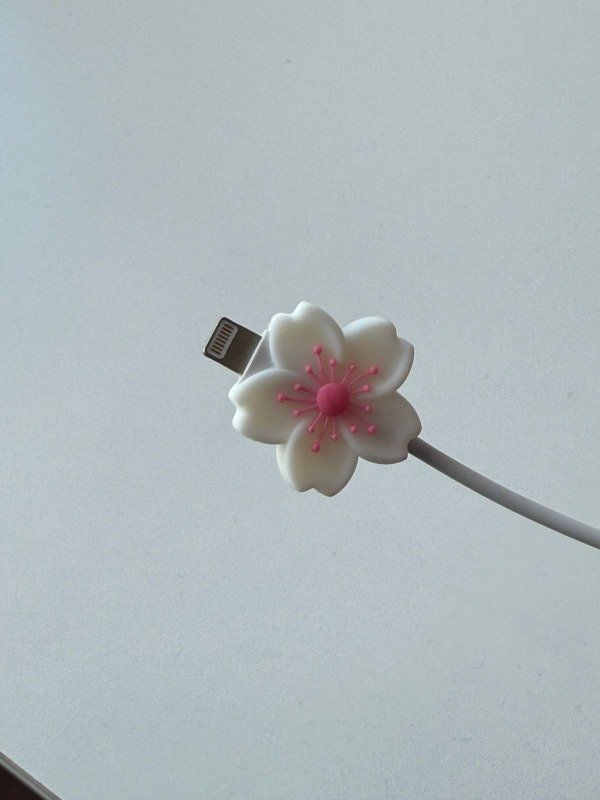 Producto - Come cable flor blanca
