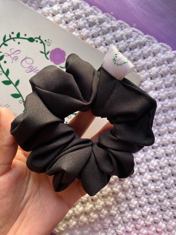 Producto - Scrunchie mini negro tropical