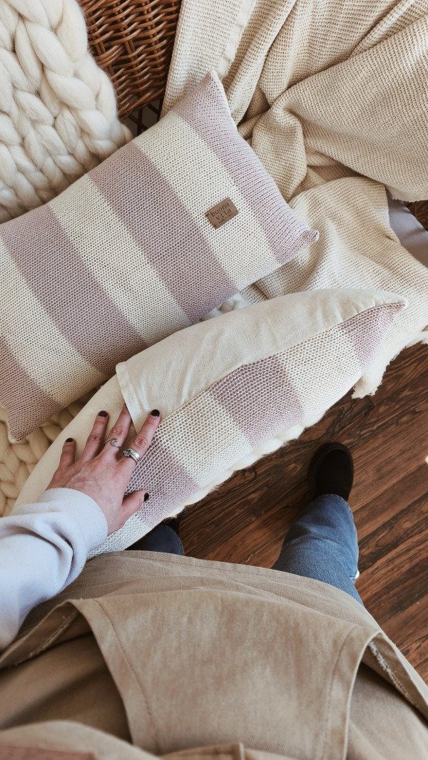 Producto - Almohadón Bari a rayas (crudo y rosa) - 60x35