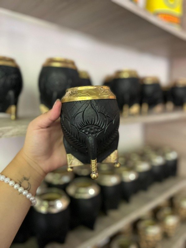 Producto - Torpedo de bronce cincelado con cuero dibujado y botita