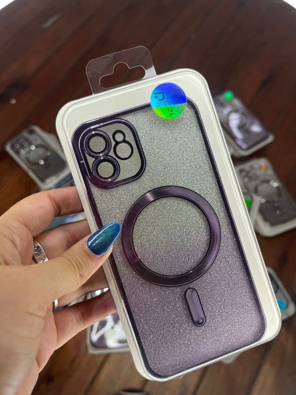 Producto - Funda magsafe violeta con brillo y protector de camara