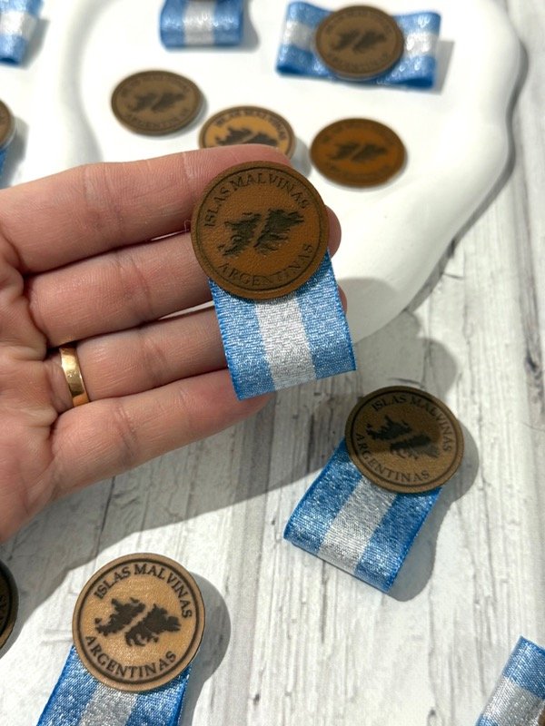 Producto - Nuevo Prendedor Malvinas Argentinas cuero y cinta metalizada