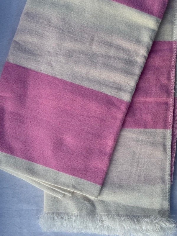 Producto - RUANA BLANCA CON ROSA
