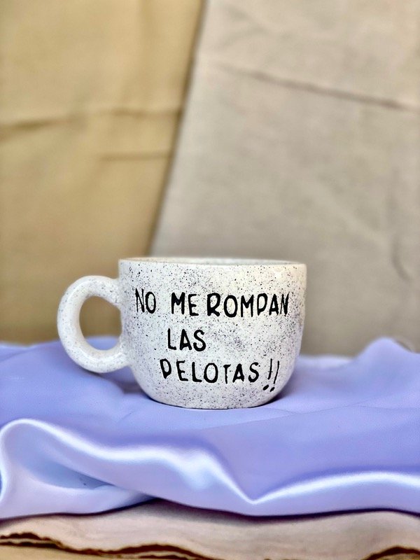 Producto - Tazones artesanales- No me rompan Estrellado negro