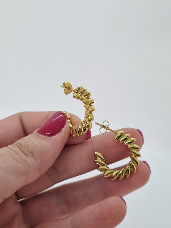 Producto - Aros acero dorado semi argollita pasante escamas