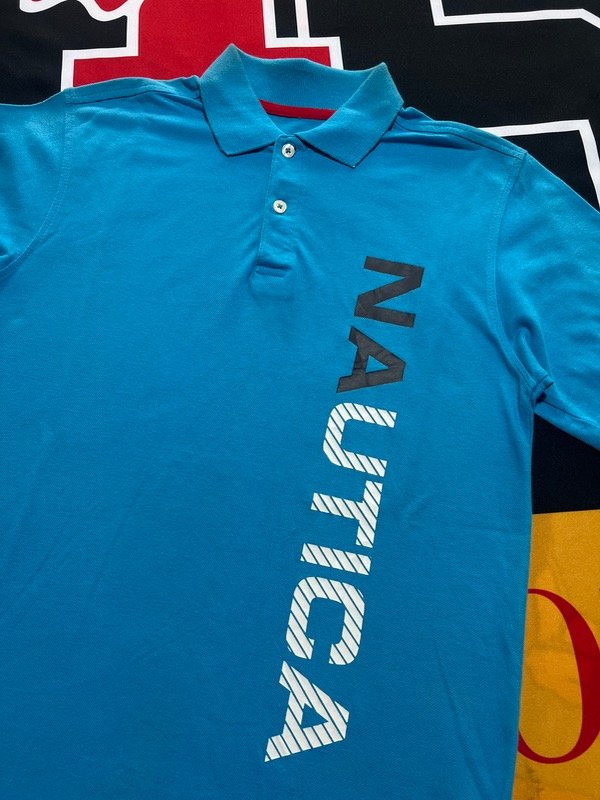 Producto - Chomba Nautica Spell out celeste. Talle XS amplio