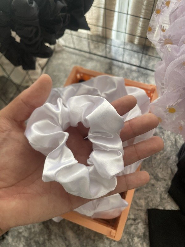 Producto - SCRUNCHIES satén blancas!