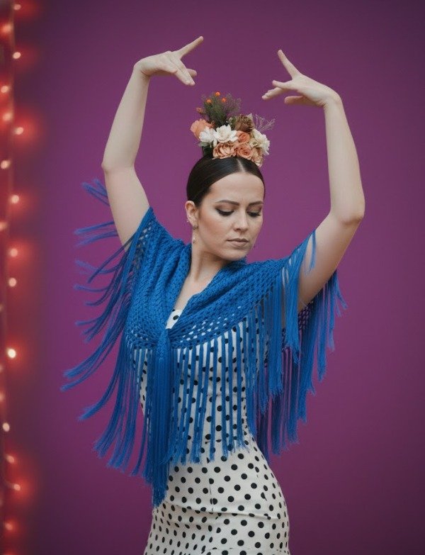 Producto - Mantoncillo Triangular Tejido Con Flecos De Azul PRE VENTA