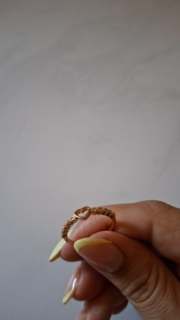 Producto - Anillo de acero dorado corazón calado con strass