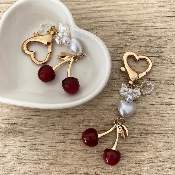 Producto - Bagcharm cherry dorado