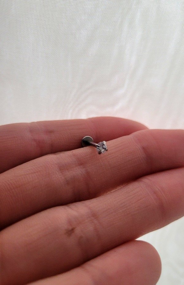 Producto - Piercing labret cúbic blanco engarzado mini AQ