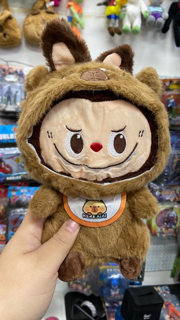 Producto - Peluche Labubu con disfraz de capibara