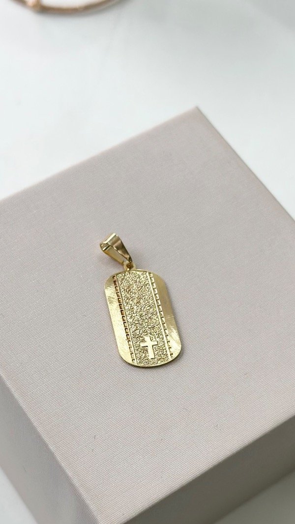 Producto - Dije chapita con cruz laminado en oro 18k