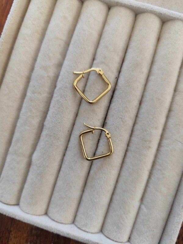 Producto - Aros argolla cuadrado minis. Acero dorado.