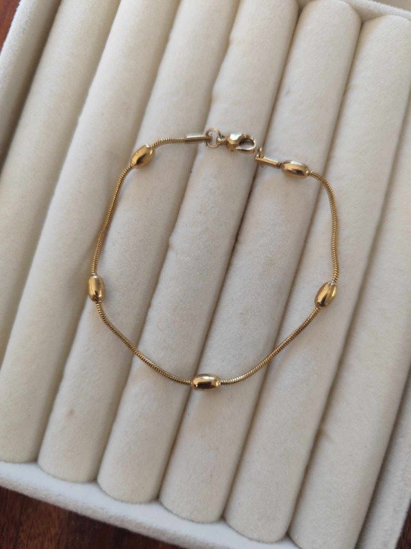 Producto - Pulsera semilla. Acero dorado.