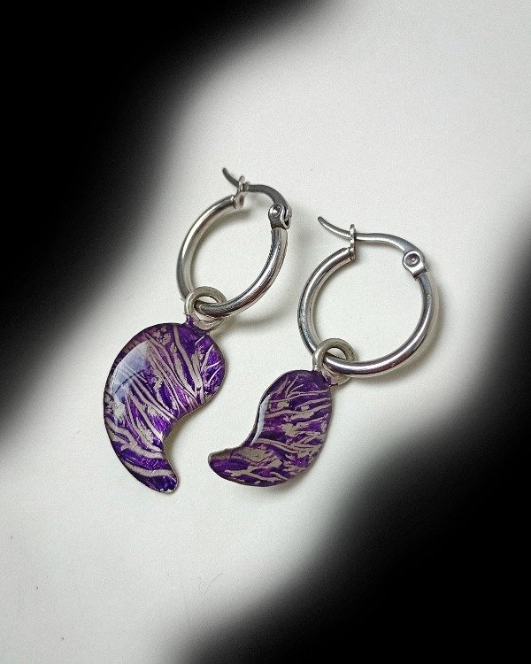 Producto - Aros Asimétricos Magatama (plateado y violeta)
