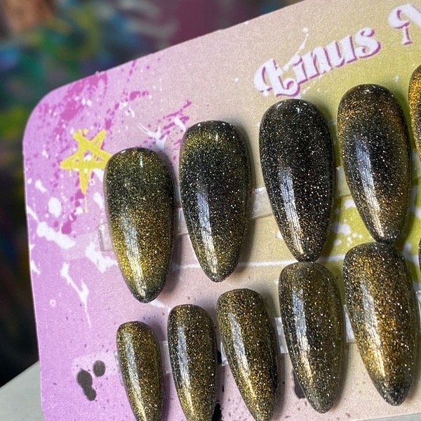 Producto - Press on almendras cat eye dorado