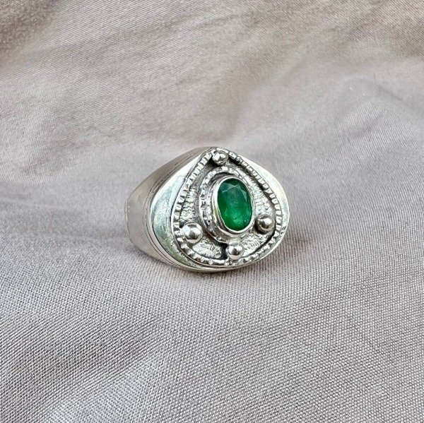 Producto - ANILLO DE DISEÑO ESMERALDA FACETADA