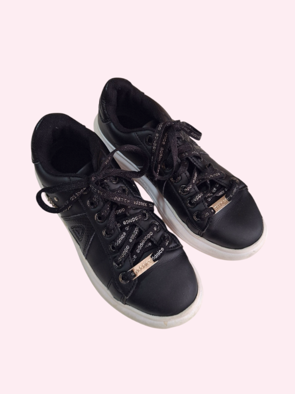 Producto - Zapatillas acordonadas de cuero negro y cadenita Addnice Talle 33/34