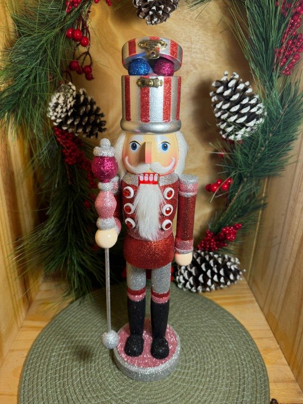 Producto - Cascanuez 38 cm Glitter con Regalos Rojo cód. 3817 (Efectivo: 63.120)