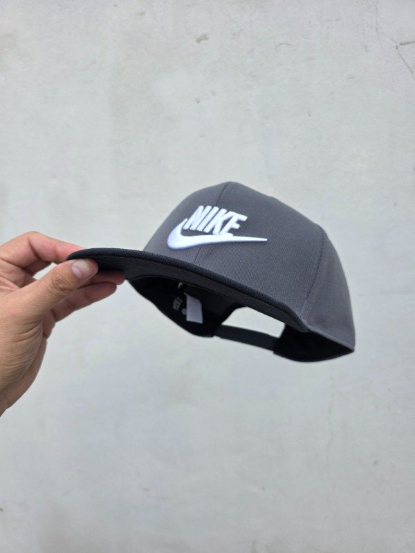 Gorra nike pro dri-fit futura snapback black — imagen 9