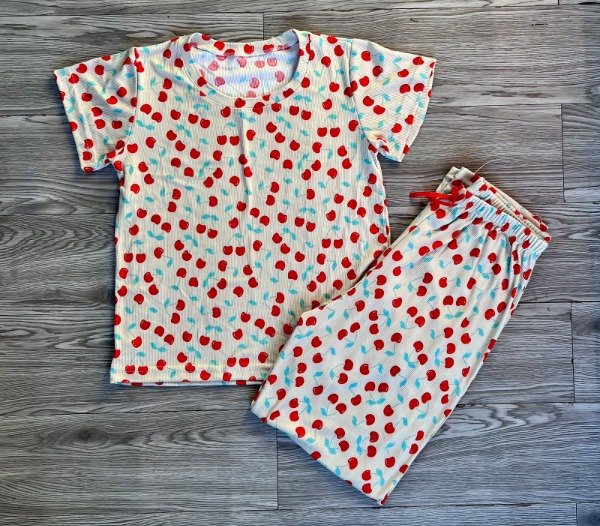 Producto - pijama media estacion dama verde con cerezas rojas