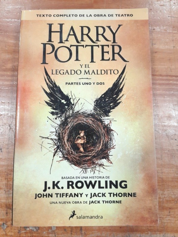 Producto - Harry Potter y el Legado Maldito Salamandra 2016 - J K Rowling