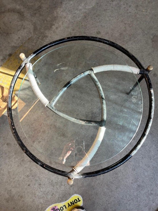 Producto - Mesa ratona de hierro y vidrio mid century