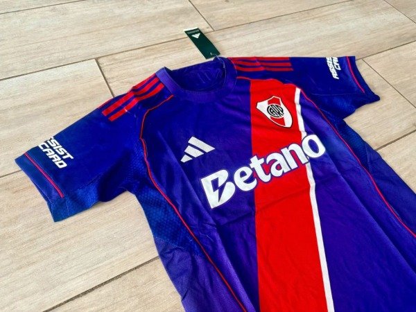 Producto - CAMISETA RIVER PLATE IMPORTADA MODELO ALTERNATIVO 2026 - 1