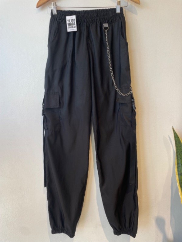 Producto - Pantalón parachute con cadena